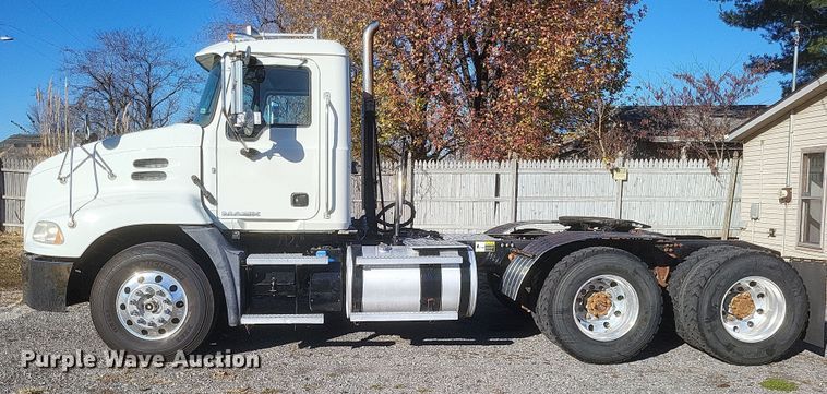 image for item DO4773 2016 Mack CXU613  semi truck