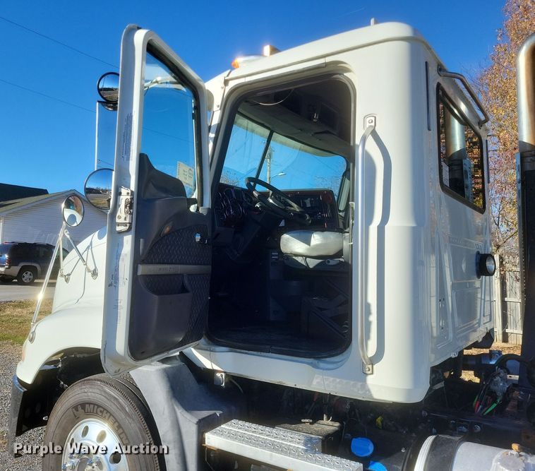 image for item DO4773 2016 Mack CXU613  semi truck