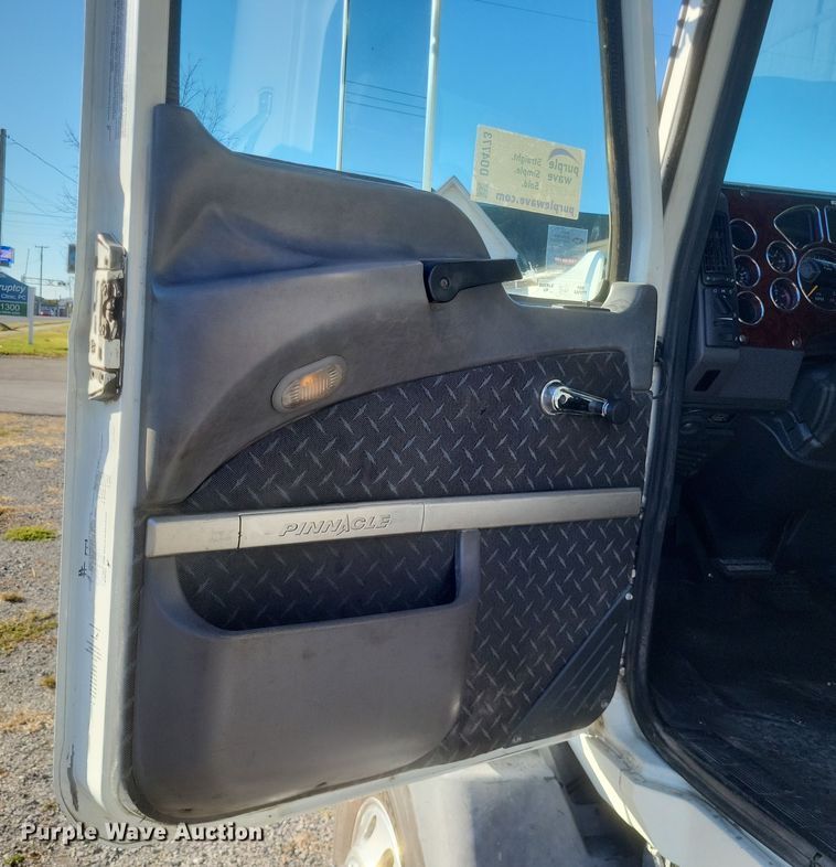 image for item DO4773 2016 Mack CXU613  semi truck