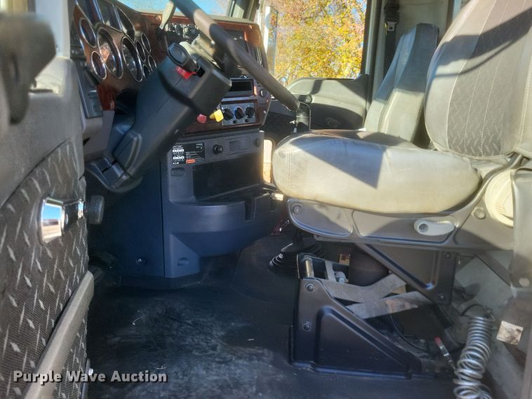 image for item DO4773 2016 Mack CXU613  semi truck