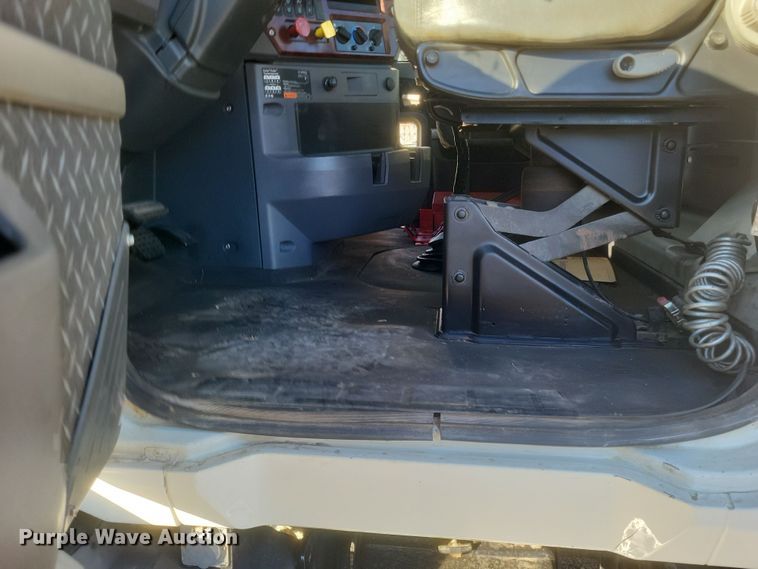 image for item DO4773 2016 Mack CXU613  semi truck