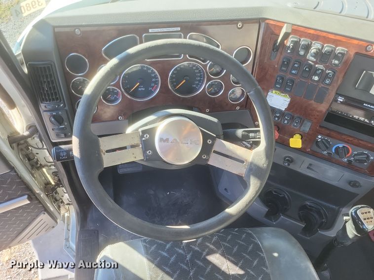 image for item DO4773 2016 Mack CXU613  semi truck