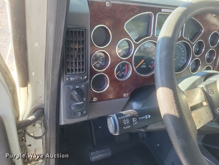 image for item DO4773 2016 Mack CXU613  semi truck