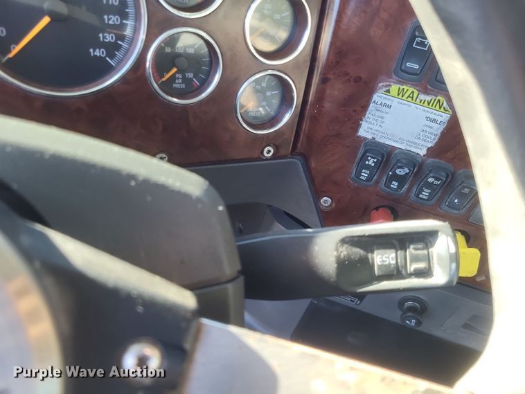 image for item DO4773 2016 Mack CXU613  semi truck