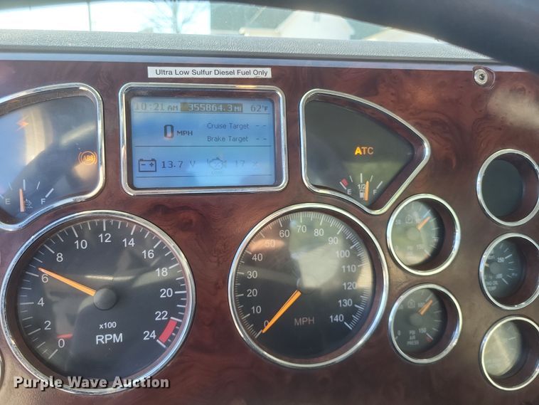 image for item DO4773 2016 Mack CXU613  semi truck