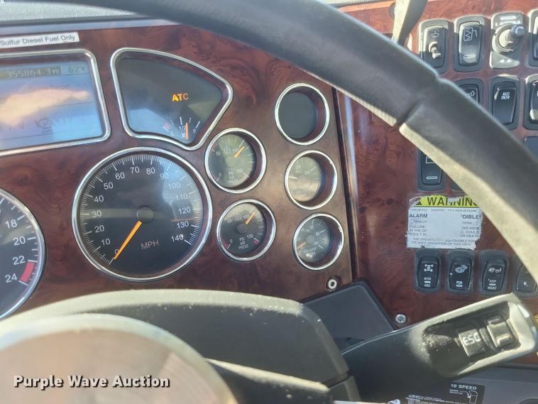 image for item DO4773 2016 Mack CXU613  semi truck