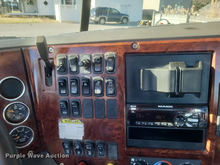 image for item DO4773 2016 Mack CXU613  semi truck