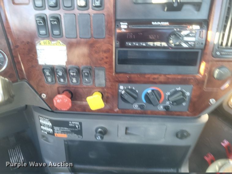 image for item DO4773 2016 Mack CXU613  semi truck