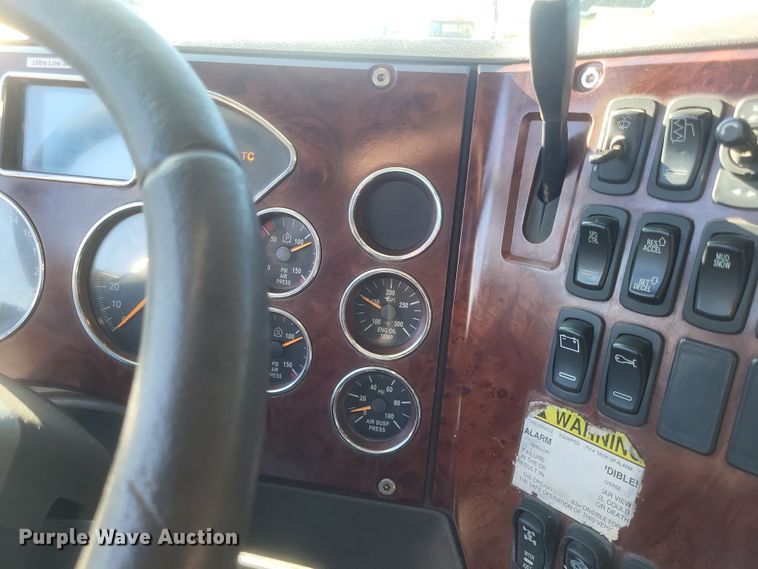 image for item DO4773 2016 Mack CXU613  semi truck