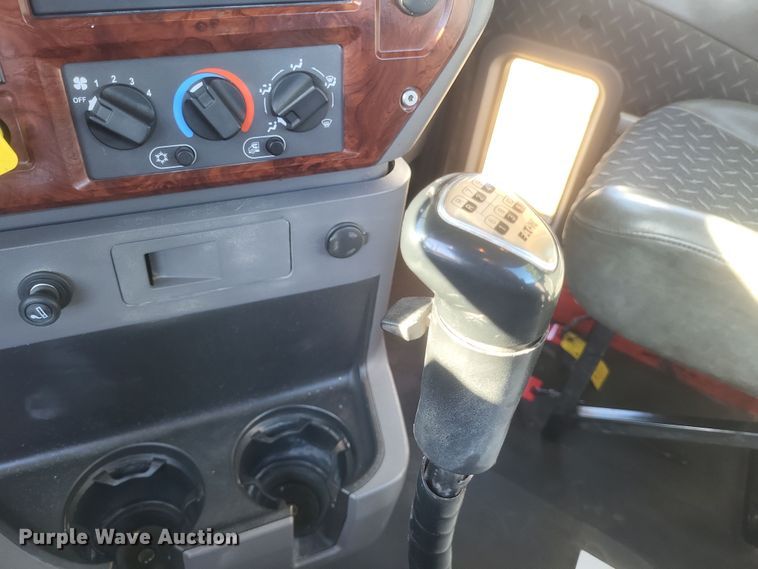 image for item DO4773 2016 Mack CXU613  semi truck