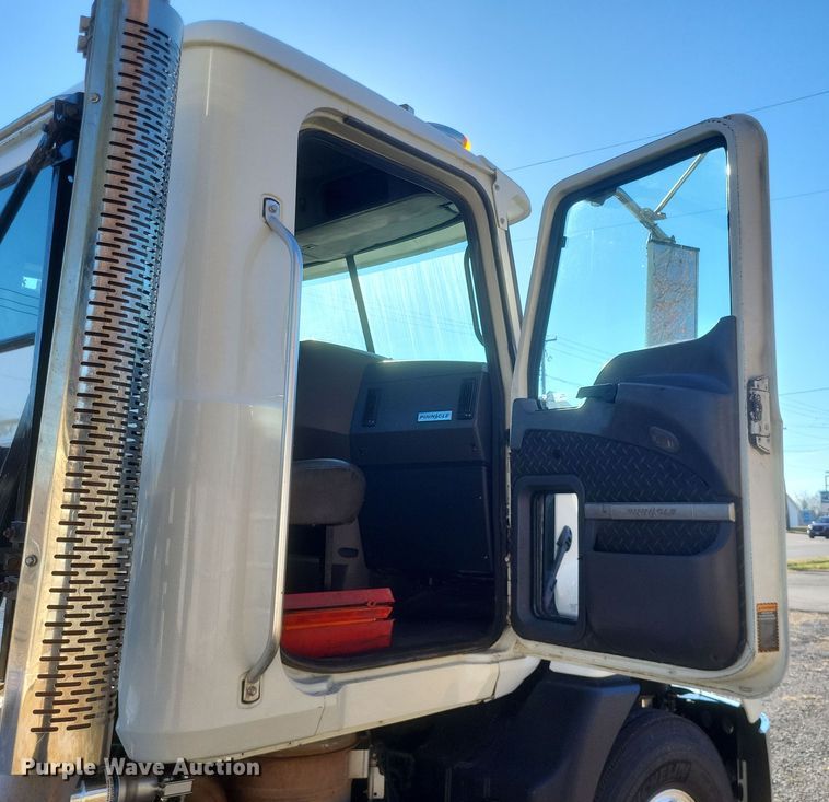 image for item DO4773 2016 Mack CXU613  semi truck