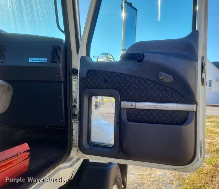 image for item DO4773 2016 Mack CXU613  semi truck