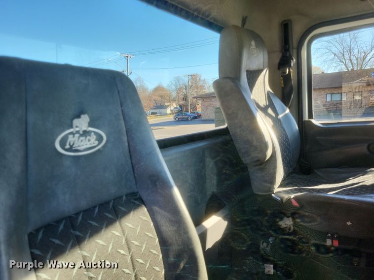 image for item DO4773 2016 Mack CXU613  semi truck