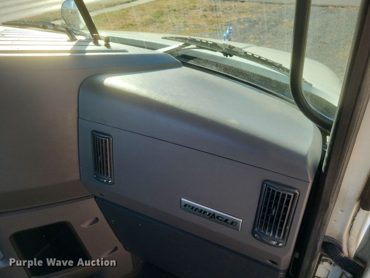 image for item DO4773 2016 Mack CXU613  semi truck