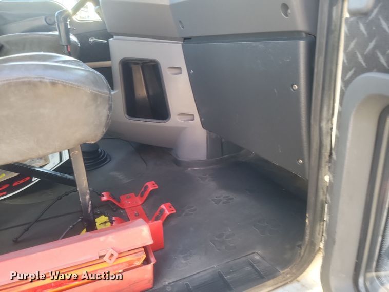 image for item DO4773 2016 Mack CXU613  semi truck