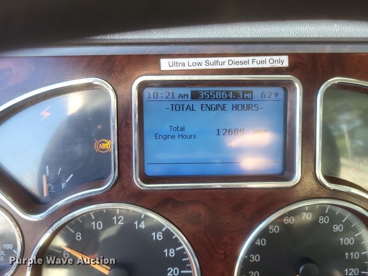 image for item DO4773 2016 Mack CXU613  semi truck