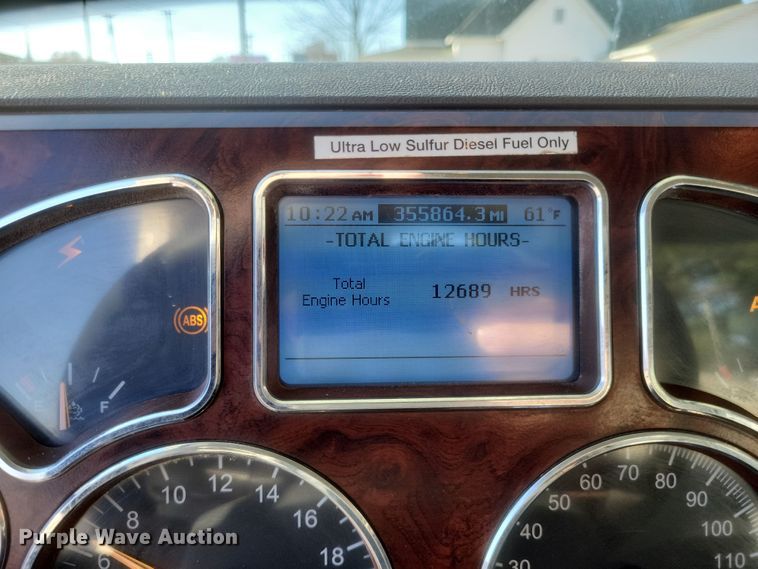 image for item DO4773 2016 Mack CXU613  semi truck