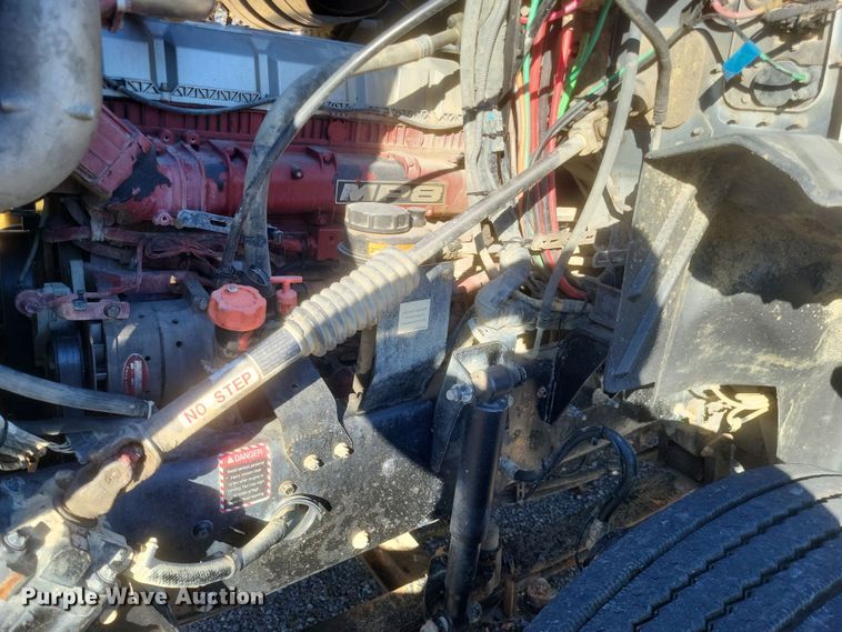 image for item DO4773 2016 Mack CXU613  semi truck