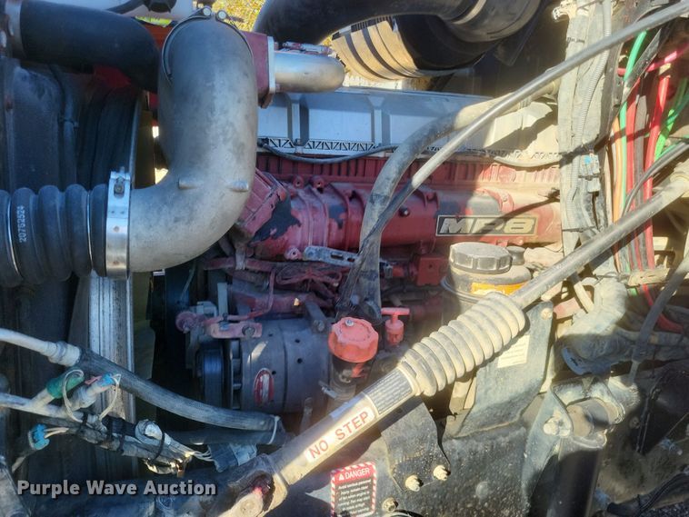 image for item DO4773 2016 Mack CXU613  semi truck