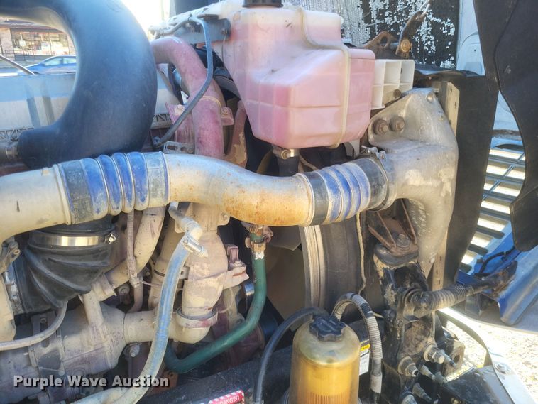 image for item DO4773 2016 Mack CXU613  semi truck