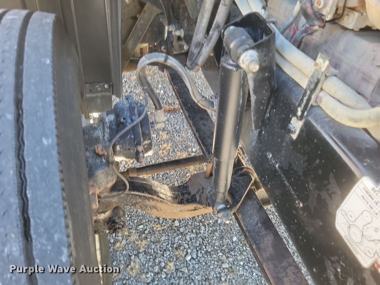 image for item DO4773 2016 Mack CXU613  semi truck