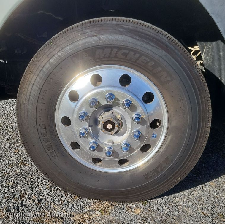 image for item DO4773 2016 Mack CXU613  semi truck