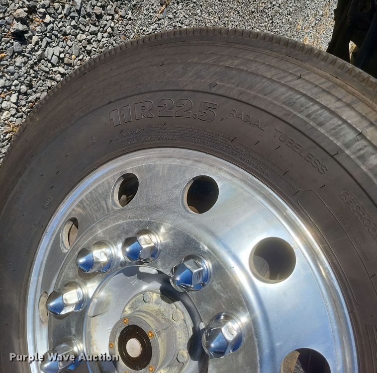 image for item DO4773 2016 Mack CXU613  semi truck