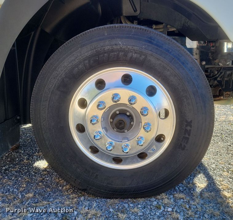 image for item DO4773 2016 Mack CXU613  semi truck