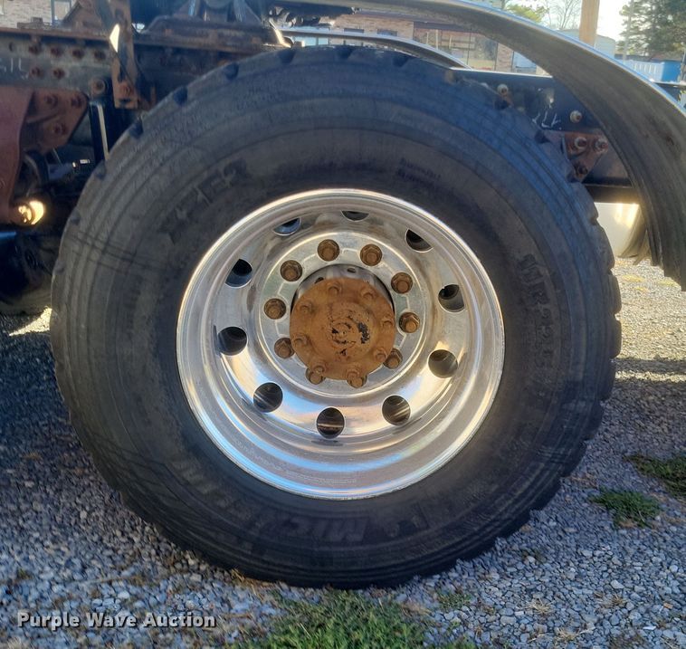 image for item DO4773 2016 Mack CXU613  semi truck