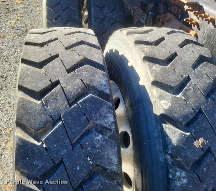 image for item DO4773 2016 Mack CXU613  semi truck