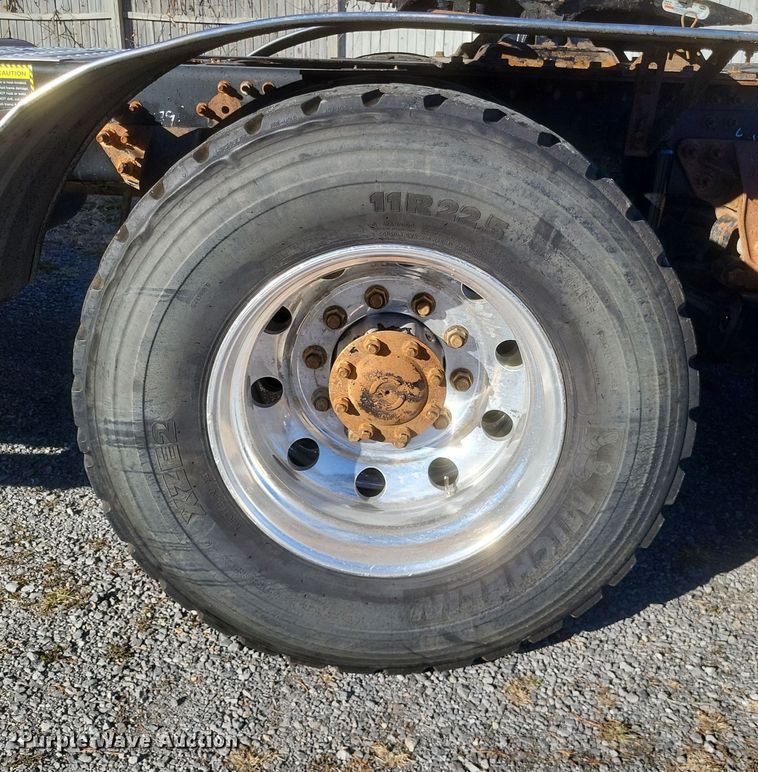 image for item DO4773 2016 Mack CXU613  semi truck