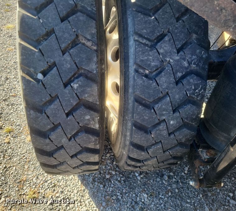 image for item DO4773 2016 Mack CXU613  semi truck