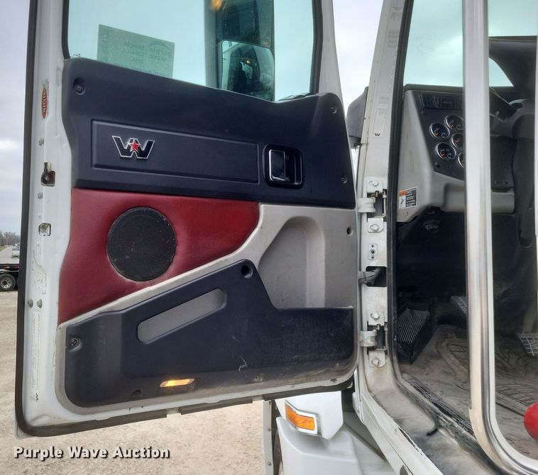 image for item DO4778 2016 Western Star 5700XE  semi truck