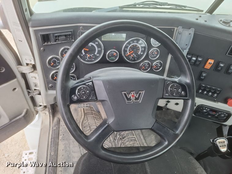 image for item DO4778 2016 Western Star 5700XE  semi truck