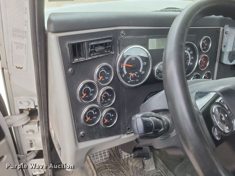 image for item DO4778 2016 Western Star 5700XE  semi truck