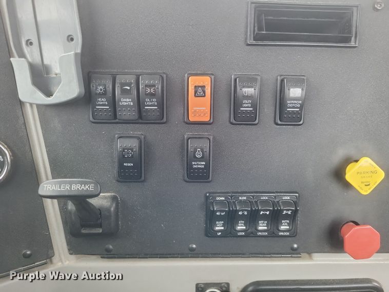 image for item DO4778 2016 Western Star 5700XE  semi truck