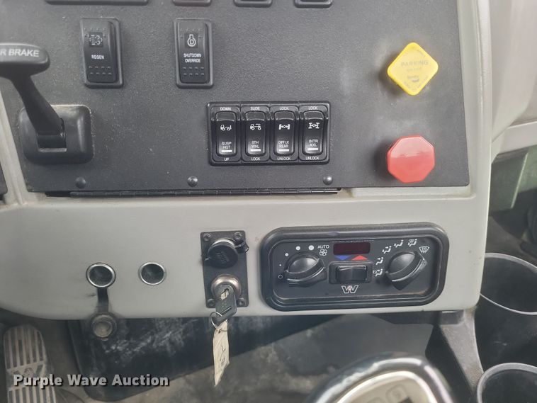 image for item DO4778 2016 Western Star 5700XE  semi truck