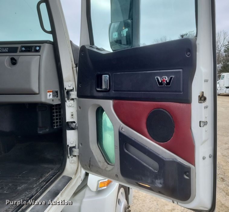 image for item DO4778 2016 Western Star 5700XE  semi truck