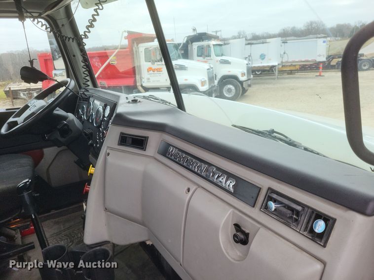 image for item DO4778 2016 Western Star 5700XE  semi truck