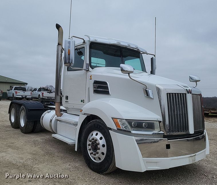 image for item DO4780 2016 Western Star 5700XE  semi truck