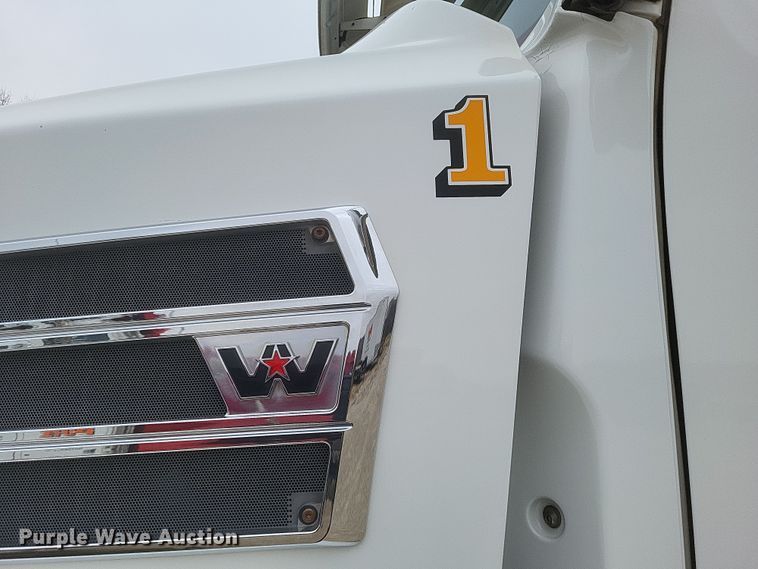 image for item DO4780 2016 Western Star 5700XE  semi truck