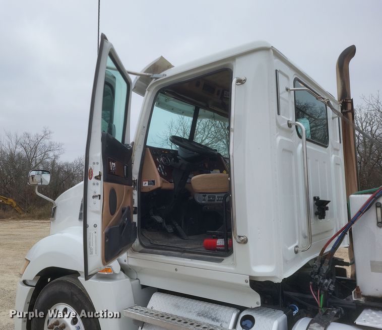 image for item DO4780 2016 Western Star 5700XE  semi truck