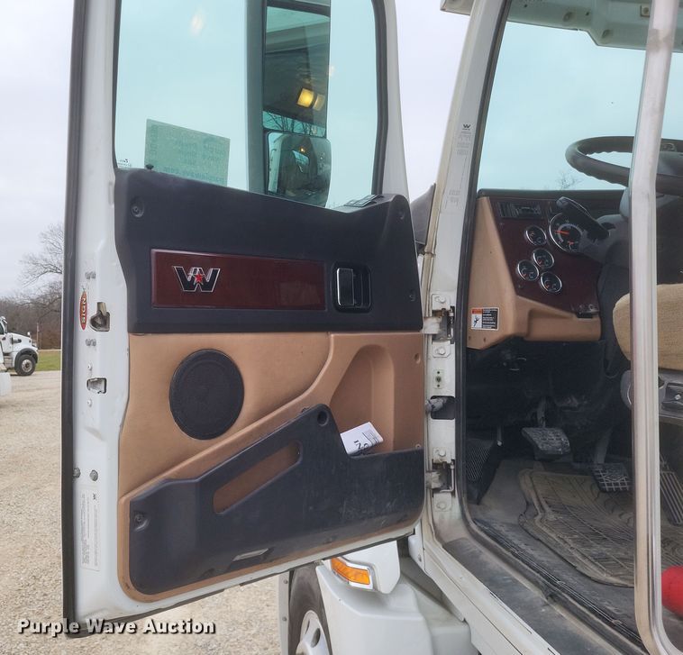 image for item DO4780 2016 Western Star 5700XE  semi truck