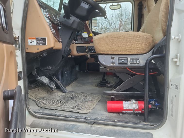 image for item DO4780 2016 Western Star 5700XE  semi truck