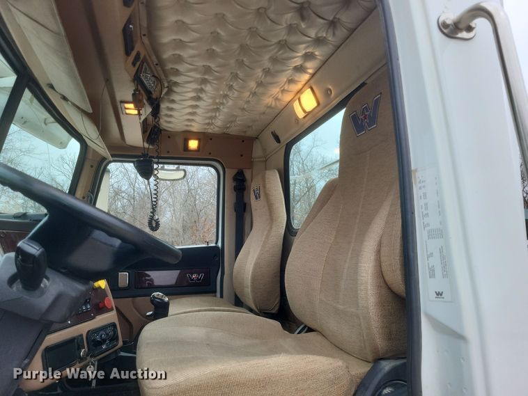 image for item DO4780 2016 Western Star 5700XE  semi truck