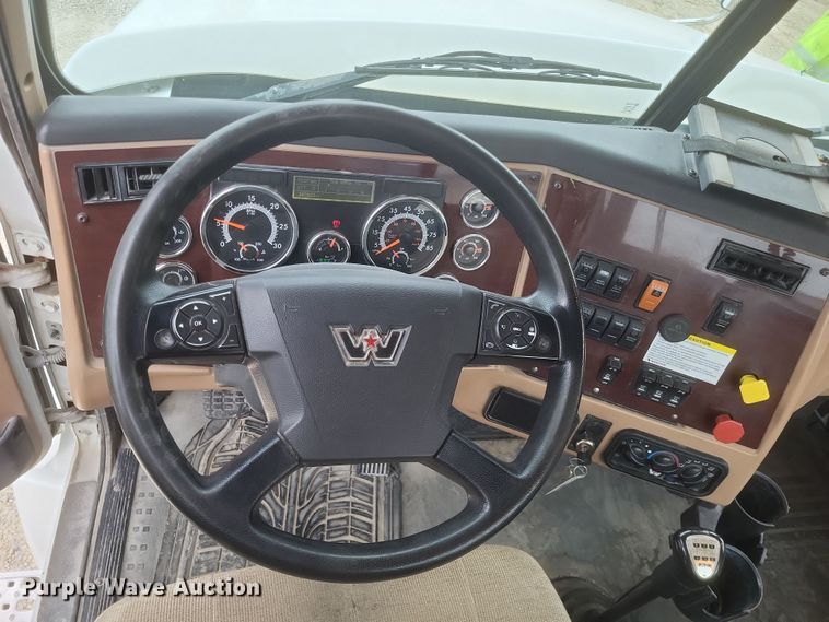image for item DO4780 2016 Western Star 5700XE  semi truck