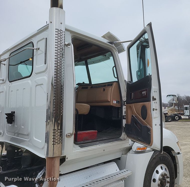 image for item DO4780 2016 Western Star 5700XE  semi truck