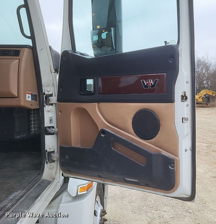image for item DO4780 2016 Western Star 5700XE  semi truck