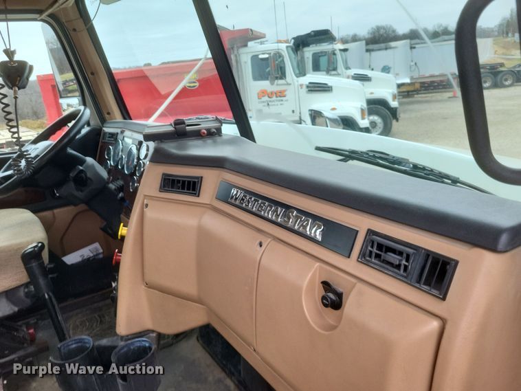 image for item DO4780 2016 Western Star 5700XE  semi truck