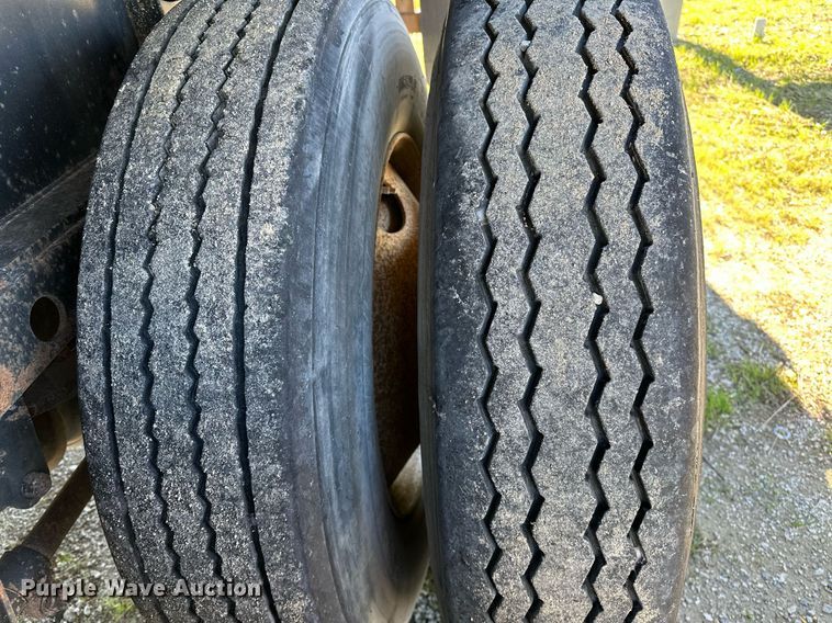 image for item DO5196 2000 Lufkin EXT 48/80  flatbed trailer